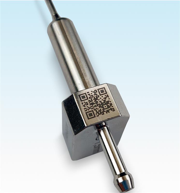 Pieza de acero inoxidable con código 2D grabado por láser