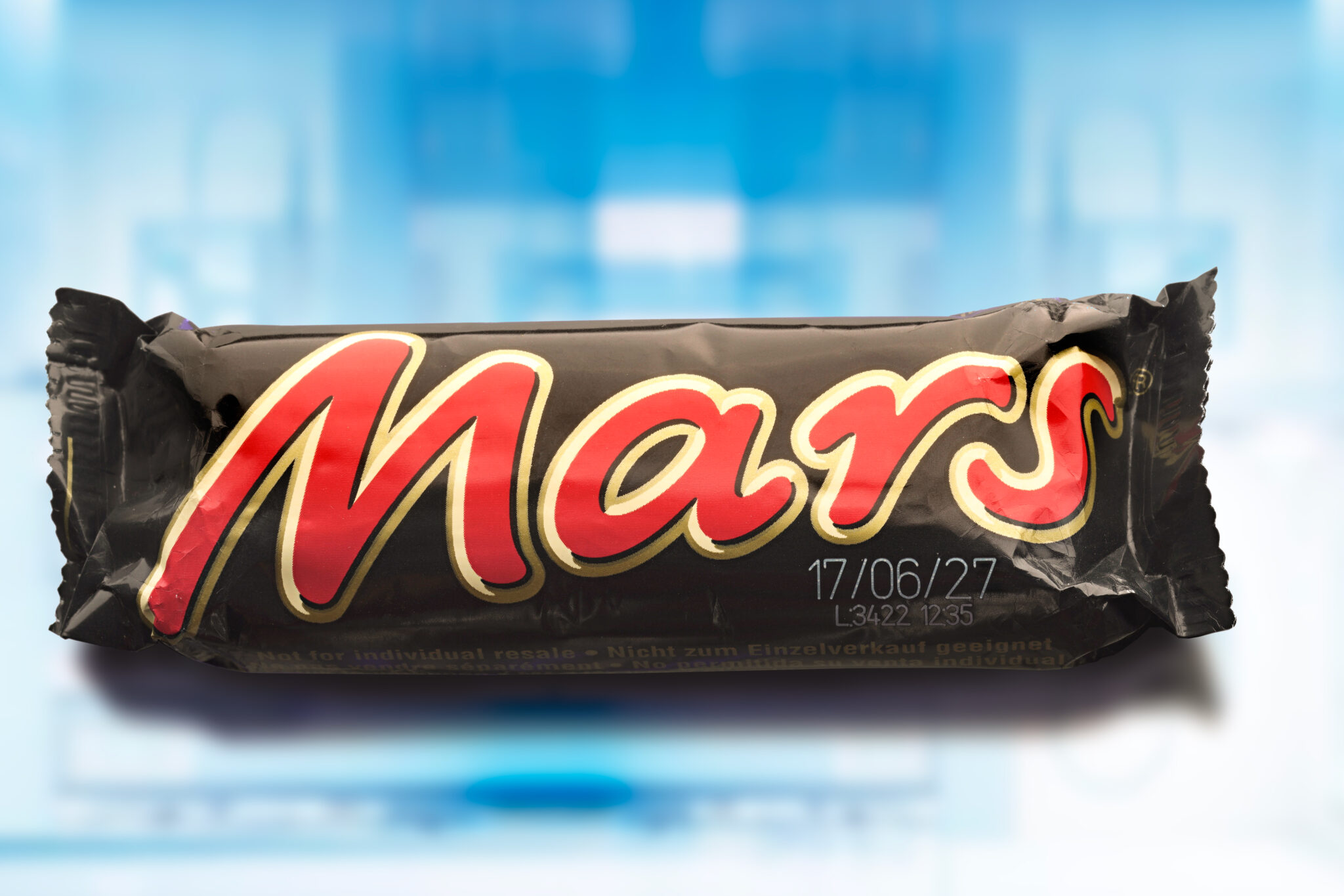 Marcaje láser en envoltorio de barrita Mars con número de lote y fecha
