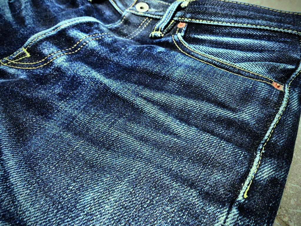 Grabado láser de alta precisión sobre tejido denim